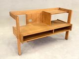 un banc en bois surmonté de deux étagères