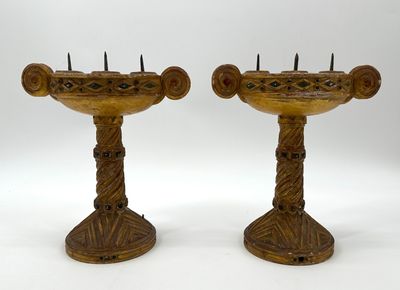 paire de bougeoirs anciens en bois sculpté avec supports pour bougies