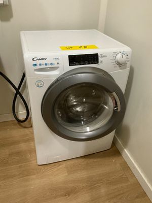 une machine à laver dans un coin d'une petite pièce