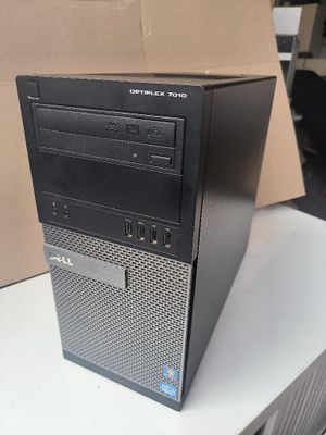 un ordinateur de bureau posé sur un bureau