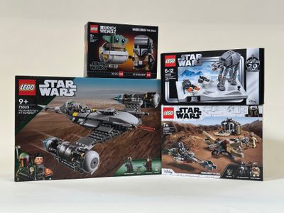 Trois coffrets Lego Star Wars sont exposés sur une surface blanche