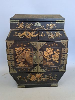 Cabinet en bois laqué à décor en doré de fleurs et volatiles…