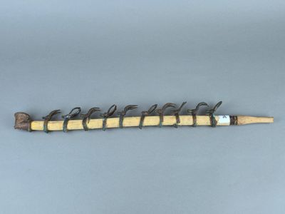 un gros plan d'un objet en bois et en métal posé sur une surface grise