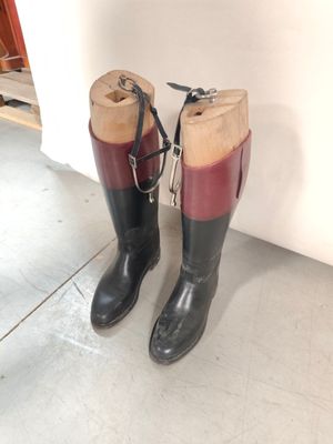 deux paires de bottes posées par terre