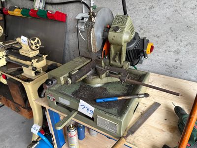 une machine posée sur une table dans un garage