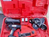 une photo d'une trousse à outils dans un coffret rouge posé par terre