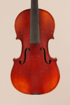 un vieux violon avec un archet accroché à son dos