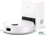 un robot blanc assis à côté d'une boîte blanche