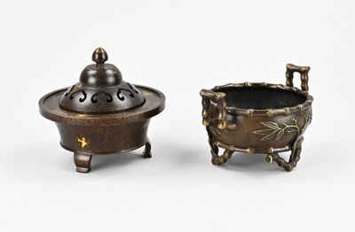 paire de brûle-parfums en bronze sur socle, avec couvercles