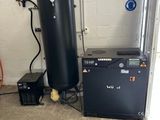 un chauffe-eau dans un garage, à côté d'un réfrigérateur
