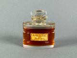 un petit flacon de parfum posé sur une table