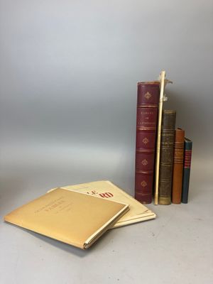 plusieurs livres sont empilés sur une table