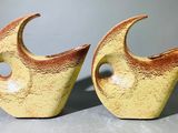 deux œuvres d'art posées sur une table