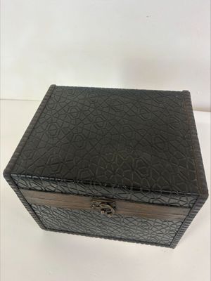 l'image d'une petite boîte noire munie d'un cadenas