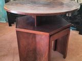 un gros plan d'une table sur laquelle sont posés deux tabourets