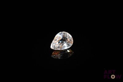 gros plan d'un diamant sur une surface noire