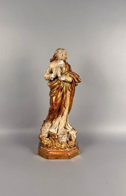 l'image d'une statue représentant une femme tenant un enfant dans ses bras