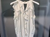 une chemise blanche suspendue à un cintre dans une vitrine