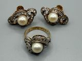 deux bagues et une bague avec une perle au centre