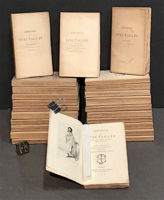 plusieurs vieux livres sont empilés sur une table