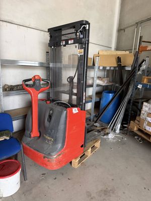 un chariot élévateur dans un entrepôt, parmi d'autres articles