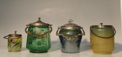 Réunion de 4 boîtes à biscuit en verre peint ou émaillé.
