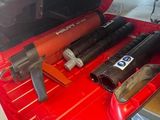 une boîte à outils rouge avec des outils à l'intérieur