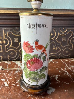 un vase avec un oiseau posé sur une table