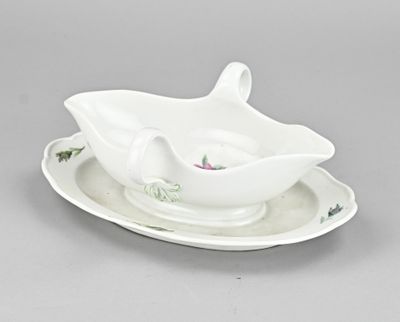une assiette blanche sur laquelle sont posés un bol et une soucoupe
