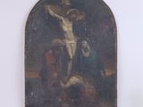 un vieux tableau représentant un crucifié accroché au mur, avec un homme sur la croix