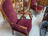 de nombreuses chaises et tables dans une pièce où sont accrochés de nombreux tableaux aux murs