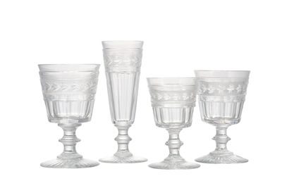 quatre verres à pied en verre transparent et un verre à vin sur fond blanc