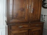 un grand meuble en bois dans le coin d'une pièce