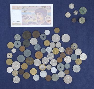 beaucoup de pièces posées sur une table bleue