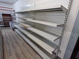 de nombreuses étagères vides dans un magasin