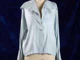une chemise bleue posée sur un mannequin, devant un fond bleu
