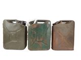 trois jerrycans sont alignés les uns à côté des autres sur un fond blanc