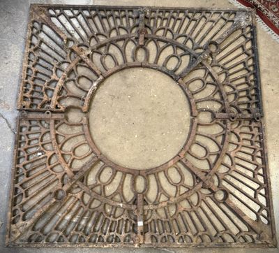 une vieille grille de sol en fonte ornée d'un motif circulaire
