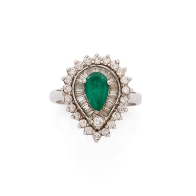 une bague en émeraude et diamant