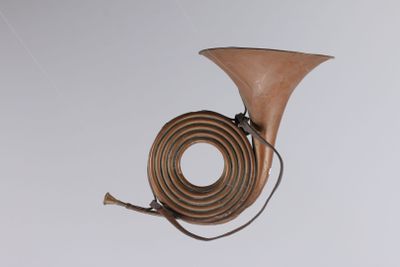 un instrument en bois suspendu au plafond