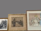 trois photos encadrées représentant des personnes et un vase sont posés sur une étagère