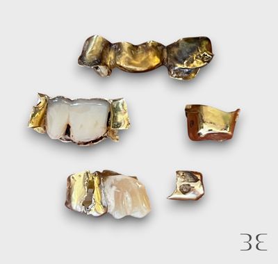 plusieurs pièces d'or et d'argent sont représentées sur un fond blanc