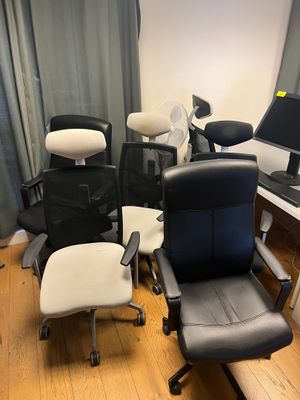 plusieurs chaises de bureau et un bureau sur lequel est posé un ordinateur