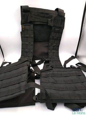 le dos d'un gilet noir auquel est fixé un harnais