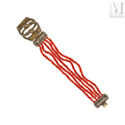 une photo d'un bracelet en perles rouges muni d'une boucle en argent