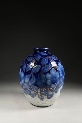 un vase bleu et blanc posé sur une table