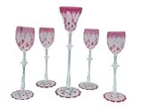 six verres à vin roses et blancs empilés les uns sur les autres