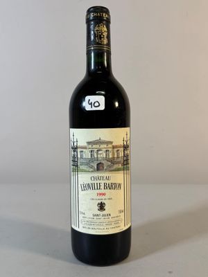 une bouteille de vin posée sur une table
