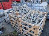 une caisse en bois remplie de tuyaux métalliques et de conduites