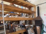 une pièce remplie d'étagères, avec un poêle à l'intérieur